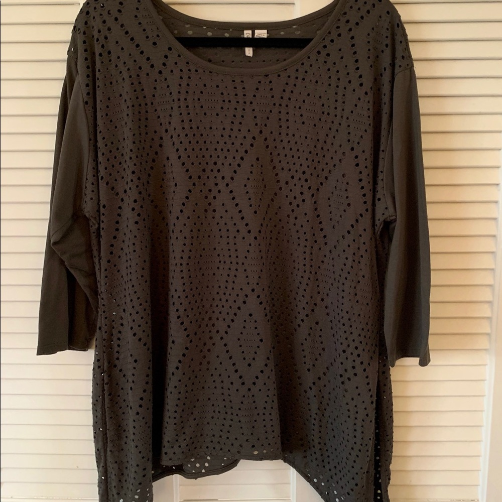 🎄Olive green tunic with small pattern cut outs.🎄